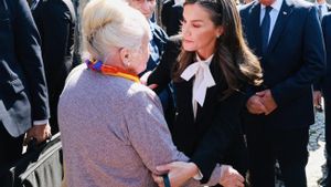 La reina Letizia saluda a una asistente a la conmemoración de l 80 aniversario de la liberación del campo de Mauthausen, este domingo.