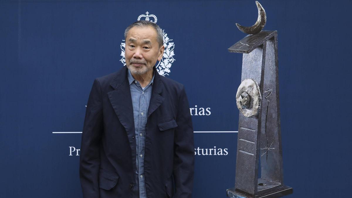 Llegada del premio Princesa de las letras Murakami al hotel Reconquista
