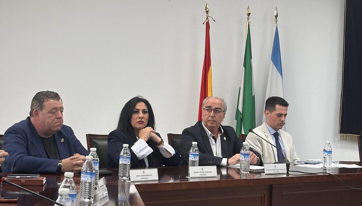 El hasta ahora alcalde del PP en Manilva, José Manuel Fernández, con otros ediles en el pleno que, con la moción de censura, puso fin a su etapa como regidor.
