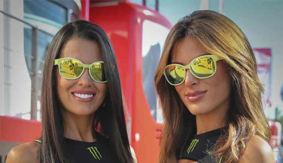 Las paragüeras son las protagonistas del paddock del Gran Premio de Catalunya de Moto GP