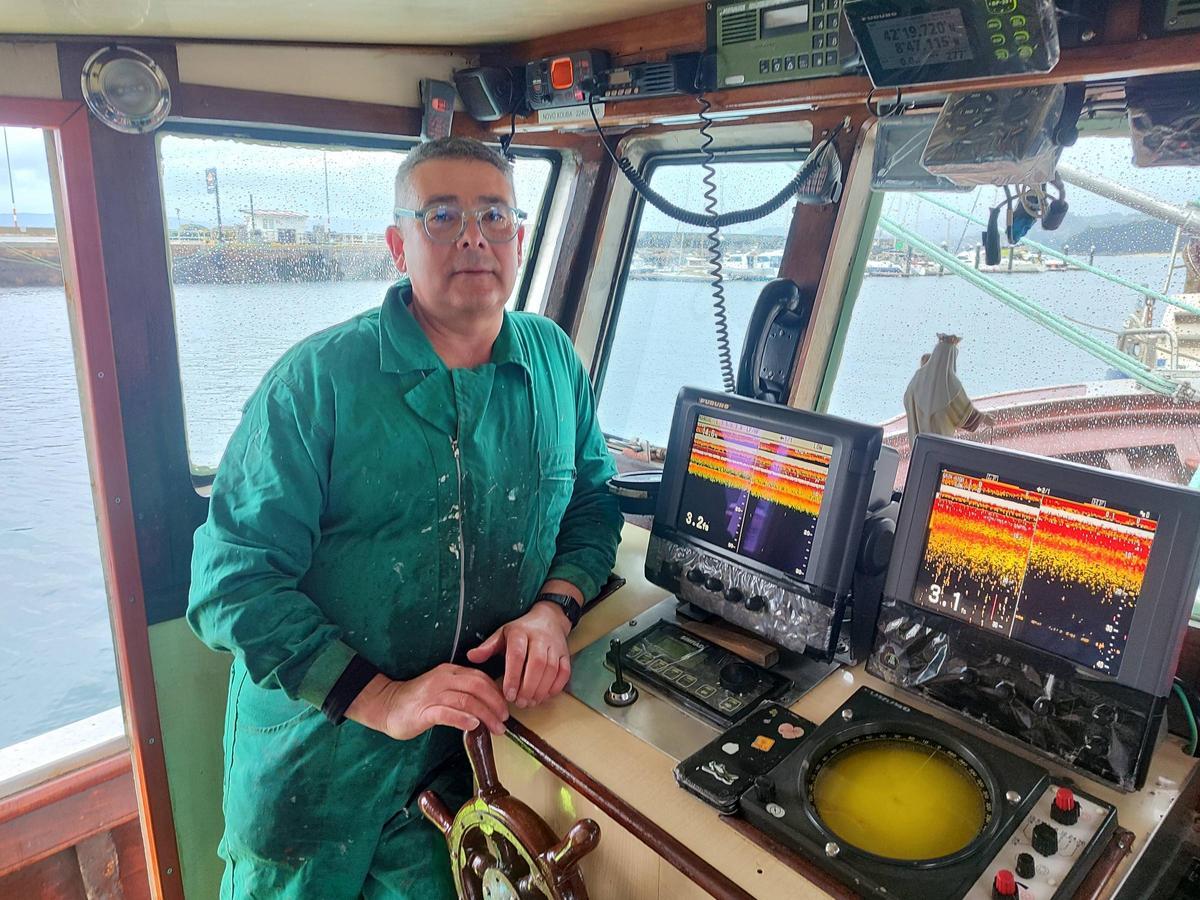 Enrique Ferradanes, patrón de «Novo Xouba», ayer a bordo del barco en el puerto de Bueu, una de las embarcaciones afectadas por el nuevo reglamento de la UE.
