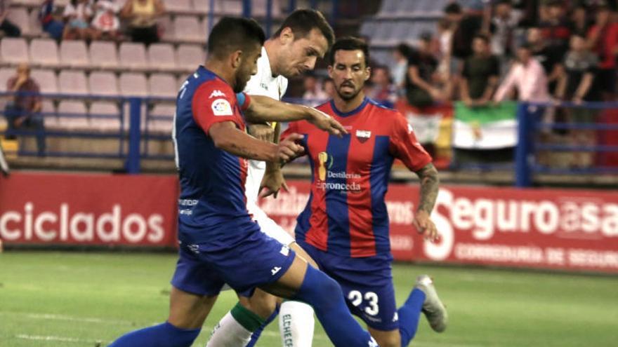 Manuel Sánchez, durante una acción del partido Extremadura-Elche