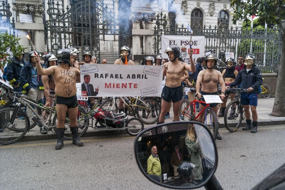 Los bomberos protestan en bicicleta y ropa interior por las calles de Oviedo