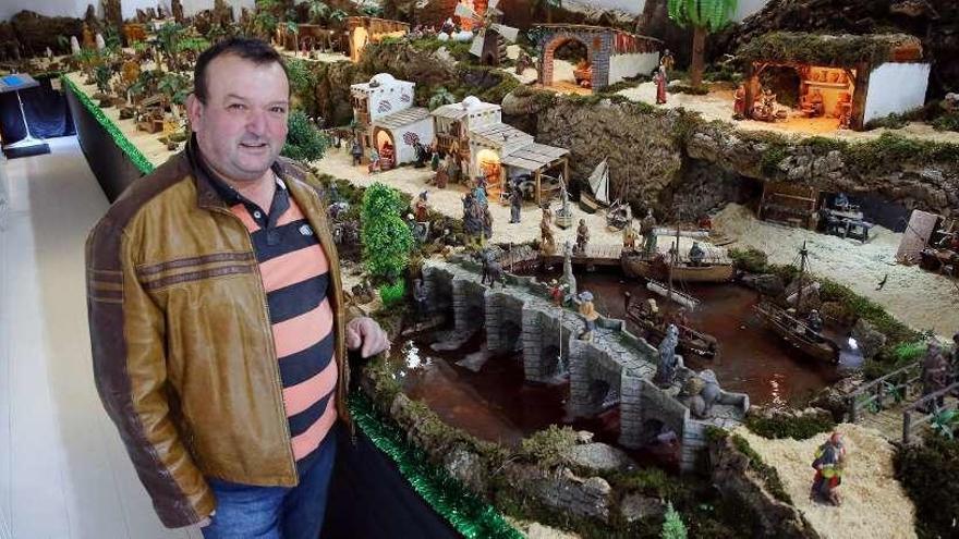 Nando, junto a la réplica del puente de A Ramallosa que ha colocado a su belén de Gondomar. // Marta G. Brea