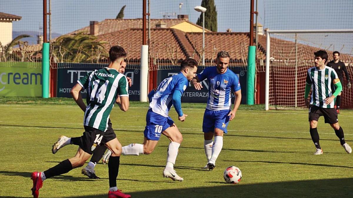 Carles Coto (Figueres) controla una pilota ahir durant el derbi al Municipal de Peralada.