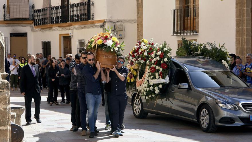 Allegados portan el féretro con los restos del tercer fallecido.