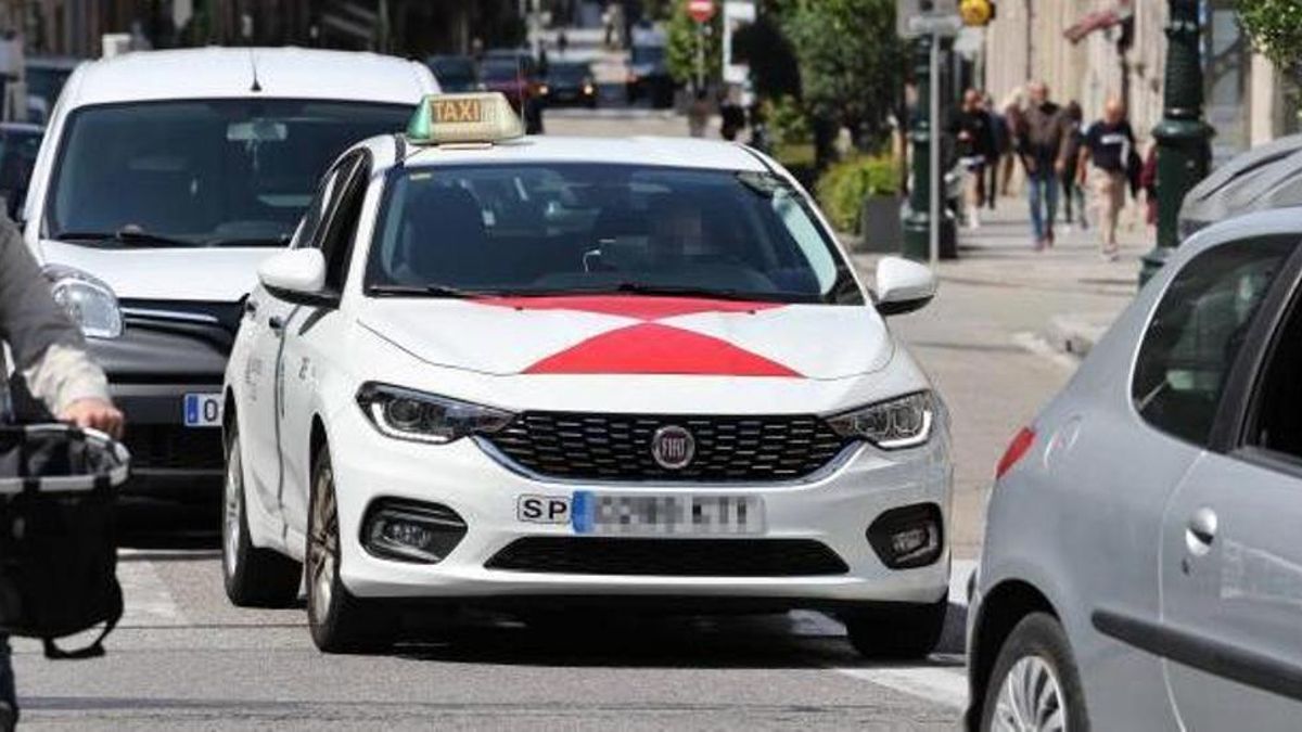 Un taxi circulando ayer por la tarde por el casco urbano de Vigo.