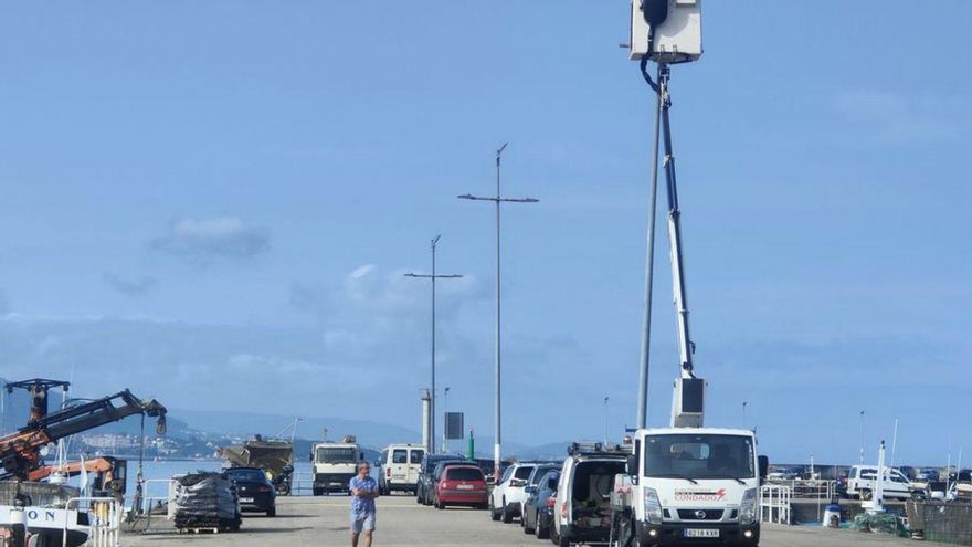 Sustitución de una de las farolas, ayer, en A Mosqueira. | G.N.