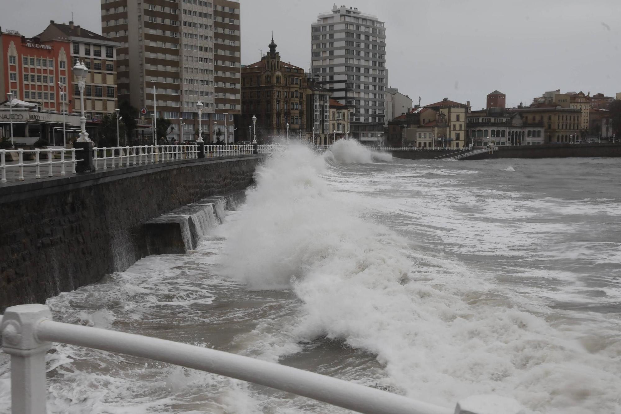 El oleaje sigue azotando la costa de Gijón (en imágenes)