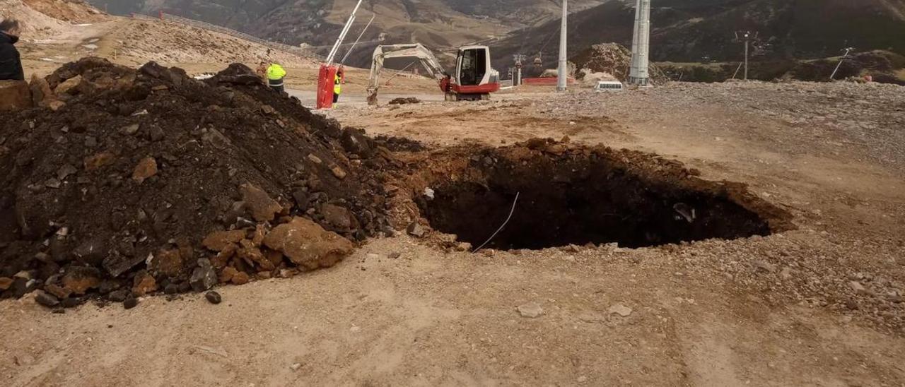 El gran agujero cavado junto a la estación de retorno para arreglar el sistema de nieve artificial en Valgrande-Pajares. | A. V.