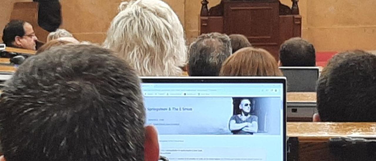 Un diputat de Vox compra entrades per a Bruce Springsteen en el ple del Parlament