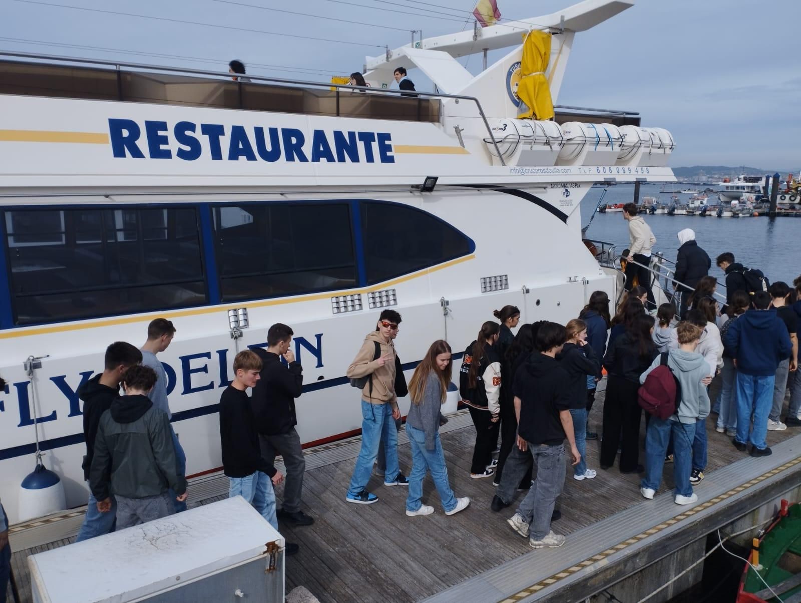 Alumnos franceses en el catamarán "Fly Delfín" realizando la Ruta de los Mejillones por la ría de Arousa.