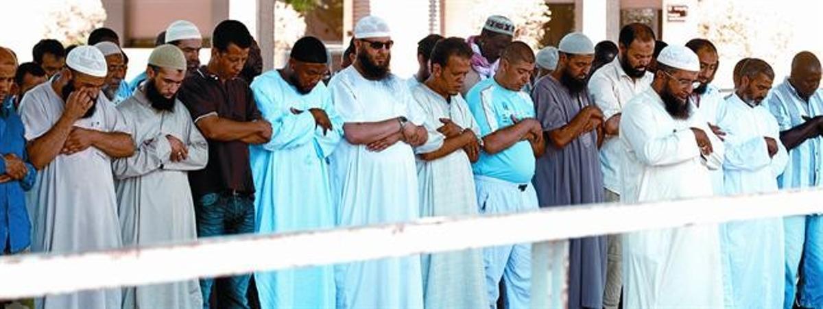 Abdelwahab Houzi (a la dreta, liderant la pregària), després de resar al migdia a la zona dels Camps Elisis de Lleida, ahir. Abdelwahab Houzi (a la dreta, liderant la pregària), després de resar al migdia a la zona dels Camps Elisis de Lleida, ahir.