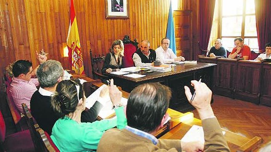 El Pleno del Ayuntamiento de Piloña, el pasado jueves, durante una votación.