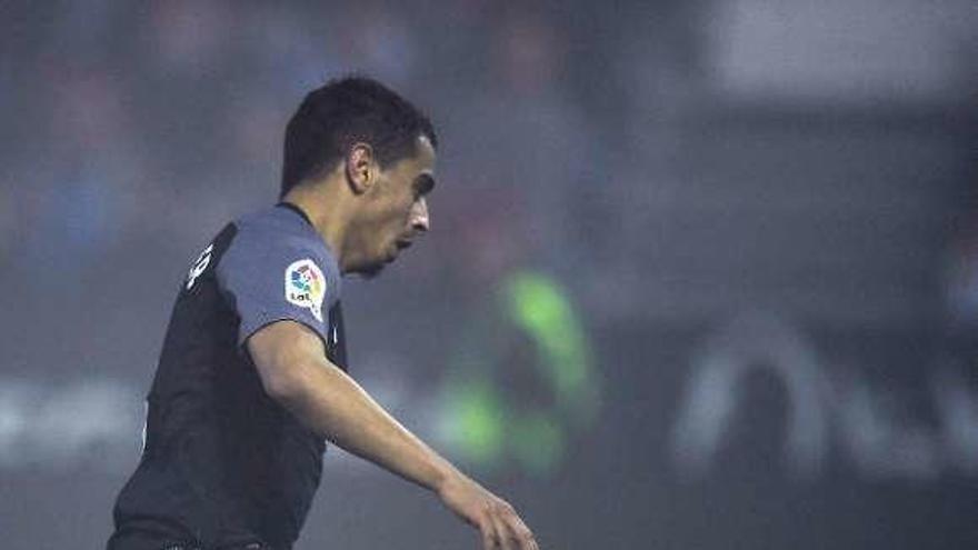 Ben Yedder pasa por delante de Cuéllar tras marcar. // Oscar del Pozo