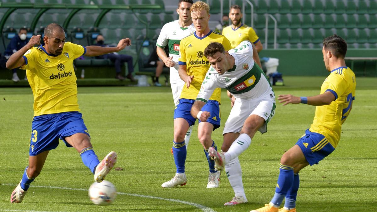 Lucas Boyé, en el momento del disparo que significó el gol que adelantó al Elche en el marcador.