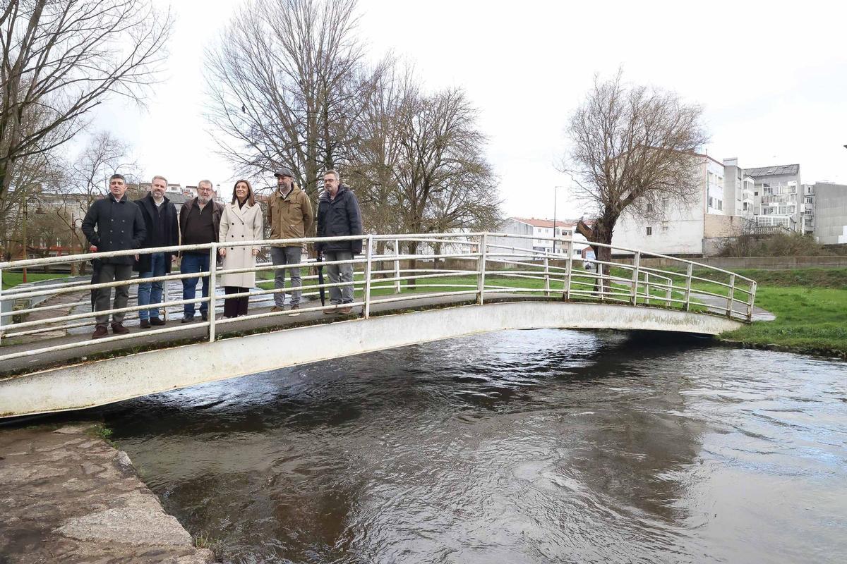 Ángeles Vázquez, ediles y responsables de Augas de Galicia en Carballo.