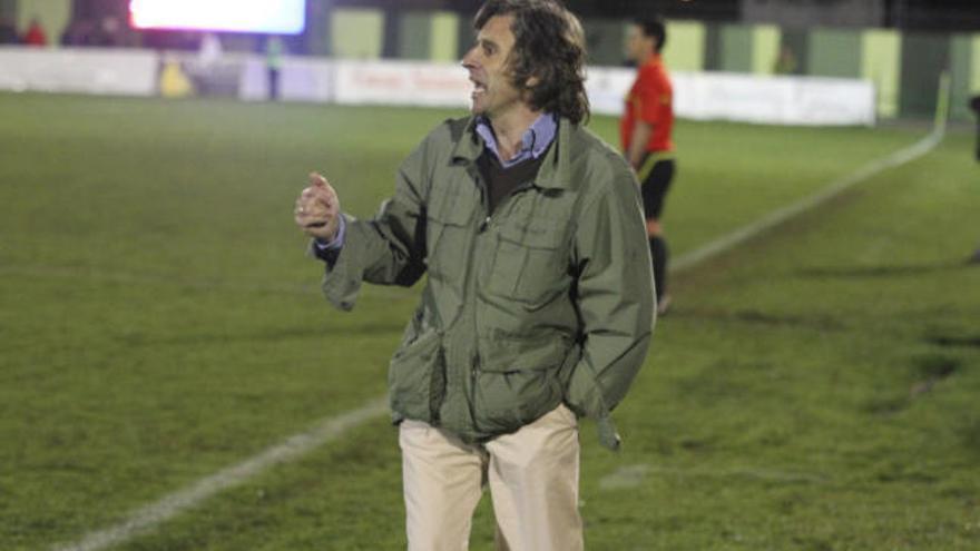 Roberto Aguirre, dando instrucciones a sus hombres a pie de campo.