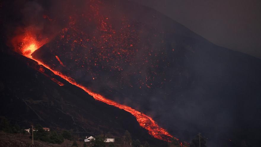 La apertura de dos nuevas bocas del volcán ha obligado a desalojar a 160 personas.