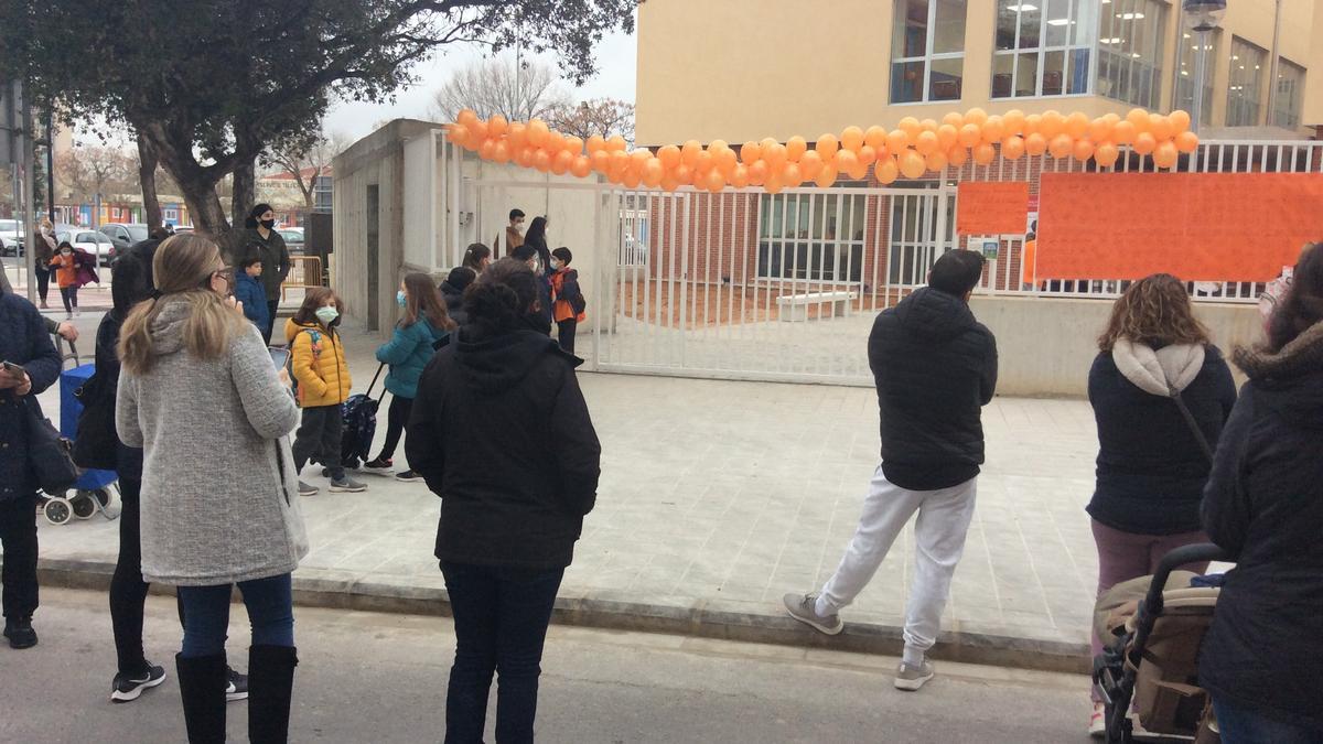 Las familias esperan en el exterior del centro.