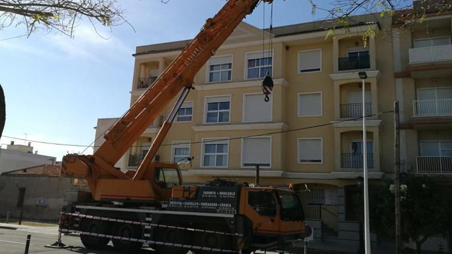 La grúa que esta mañana iba a subir los materiales para instalar la antena en un edificio de Las Bayas.