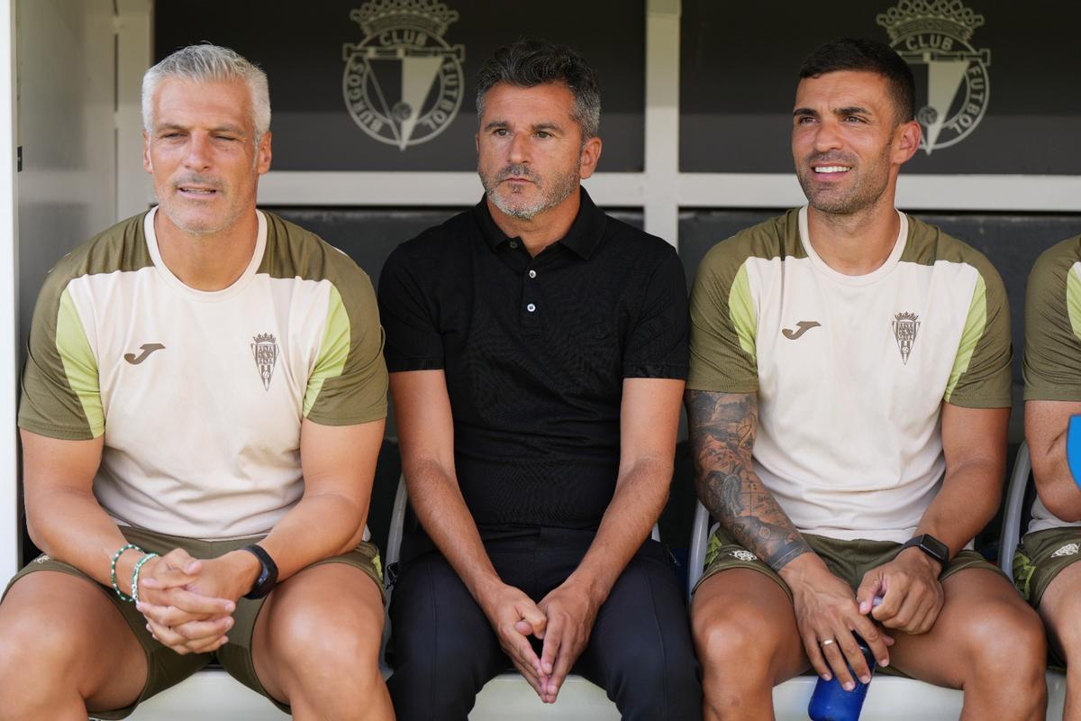 Iván Ania, en el centro de la imagen, junto a su cuerpo técnico en el banquillo de El Plantío.