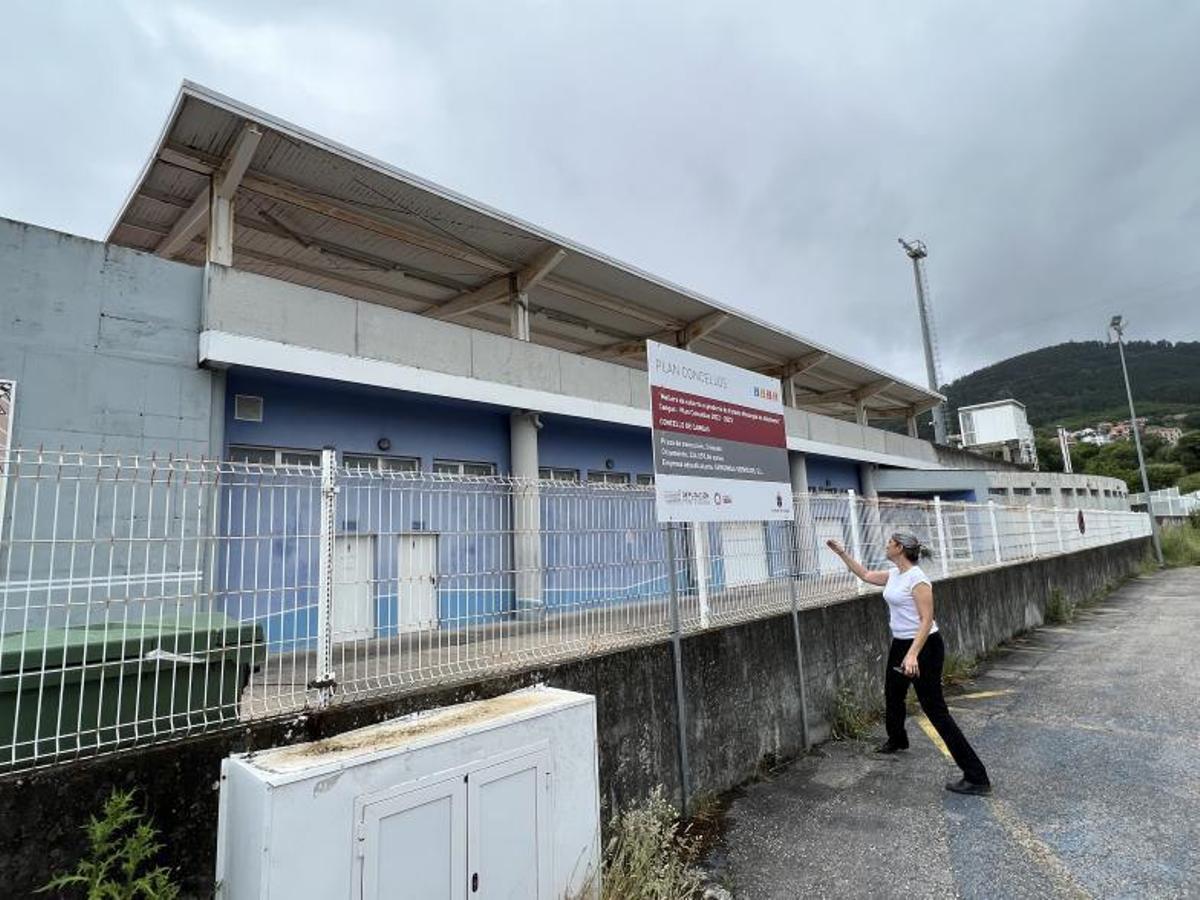 La piscina municipal “A Balea” de Cangas, con el cartel de la ovra de 276.000 euros y que obligará a su cierre temporal.   | // G.NÚÑEZ