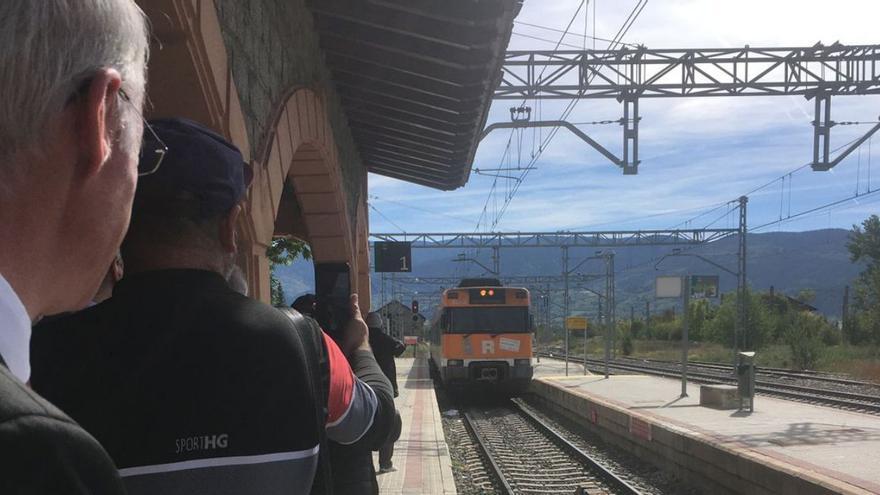 L’alcalde, Albert Piñeira, veu arribar el tren que commemora el centenari del primer comboi | M.S.