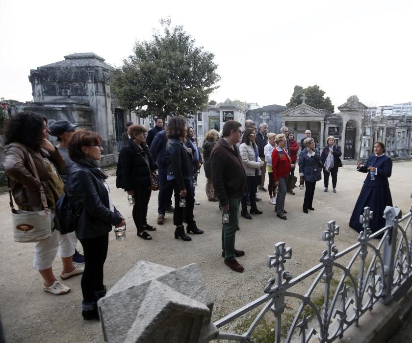 A la luz de las velas por panteones ilustres de Vigo // R.Grobas