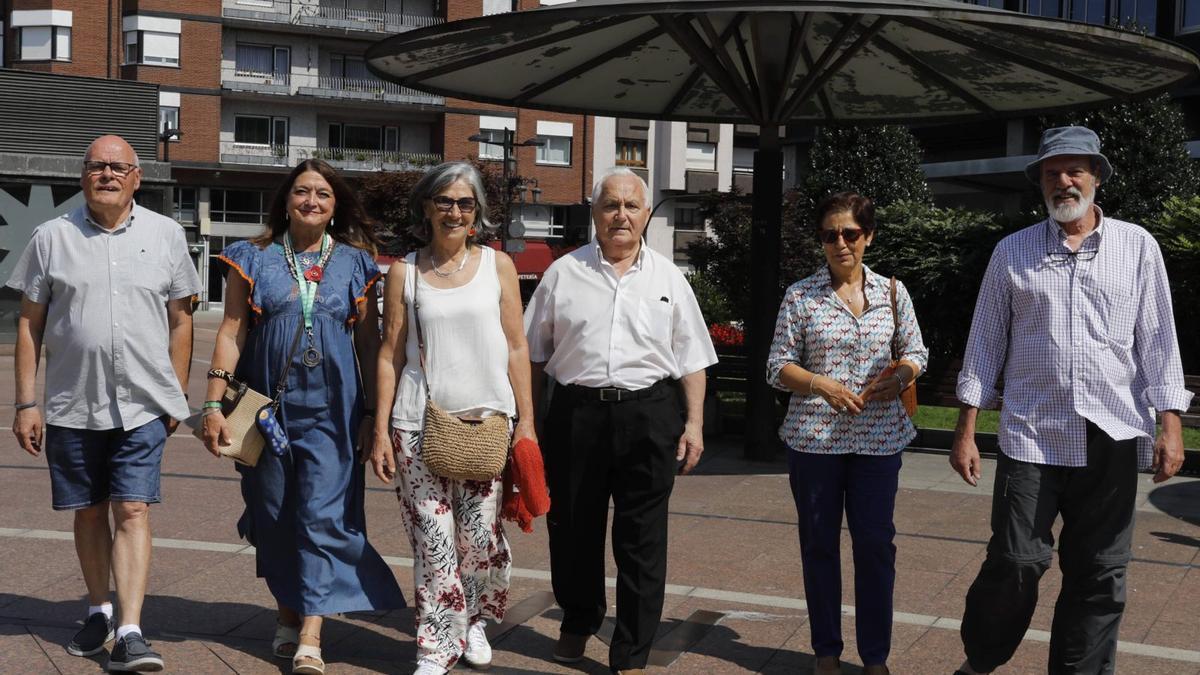 Desde la izquierda, Benjamín García, Rosario García, Clara Álvarez, José Antonio Calderón, Paz Velasco y Juan Carlos Muñoz, en la plaza del Fresno de Oviedo.
