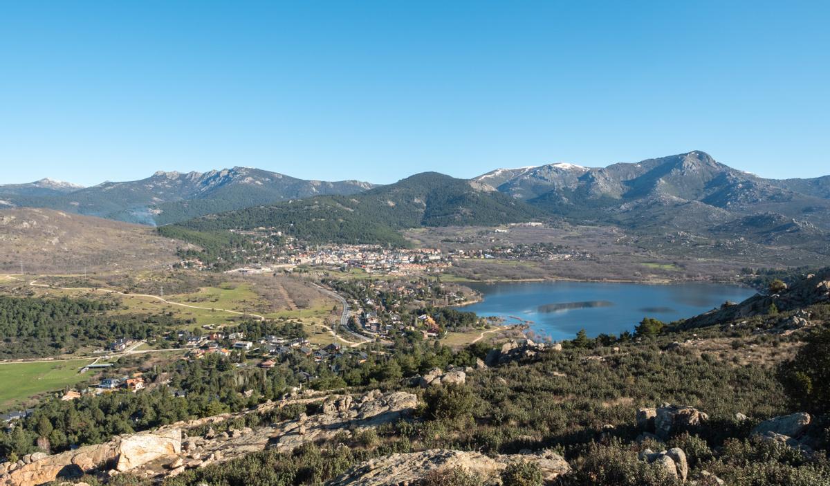 Vista general del embalse y el pueblo de Navacerrada (Madrid).