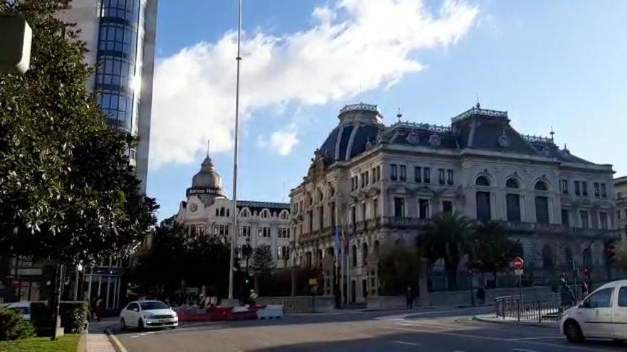 Vídeo: El Ayuntamiento de Oviedo coloca el mástil de la bandera de España de la Escandalera