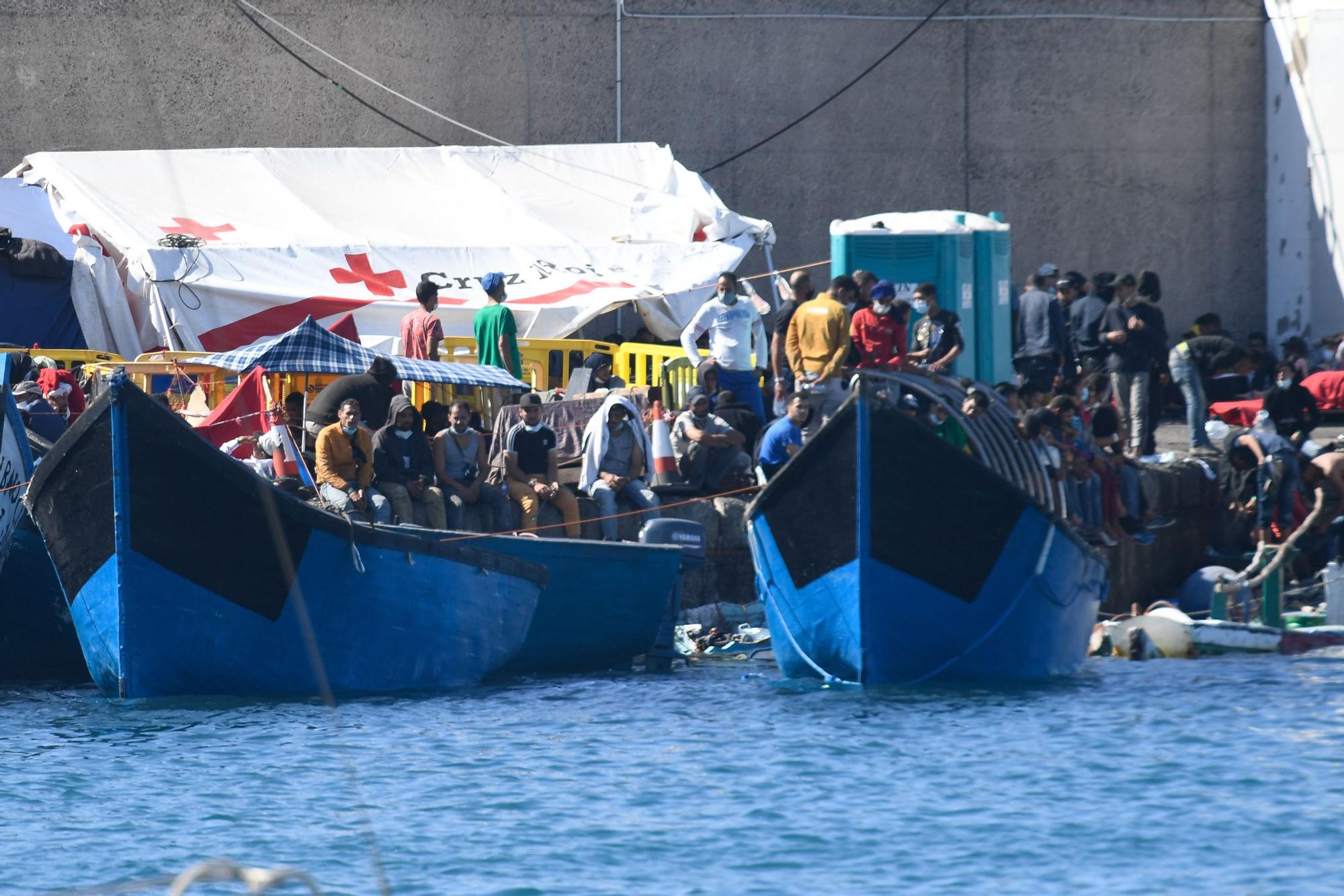 Llegada de una embarcación al puerto de Arguineguín saturado