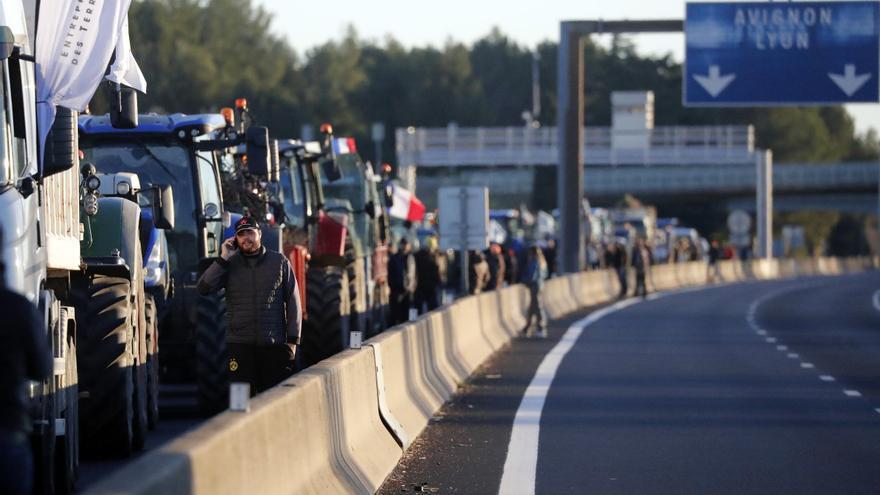 Los transportistas aragoneses afectados por las protestas de Francia denuncian la &quot;dejadez&quot; del Gobierno de España