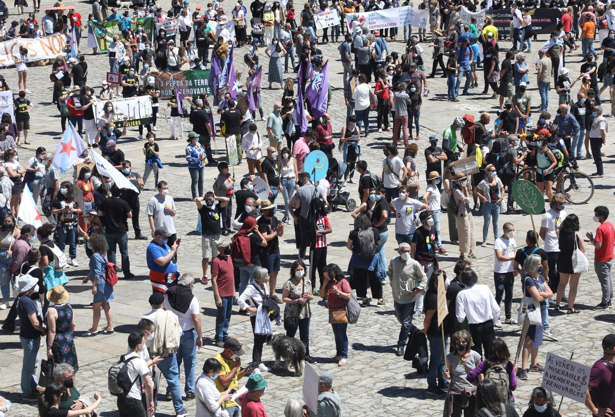 Una multitudinaria marcha recorre Santiago para exigir "un nuevo modelo eólico" y la paralización de proyectos