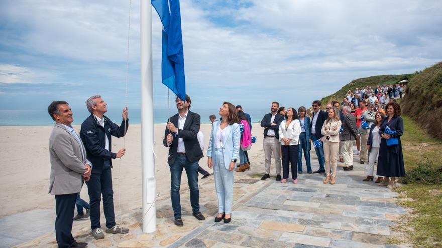 Las banderas azules de A Coruña y toda Galicia se reparten en la playa de Valcovo