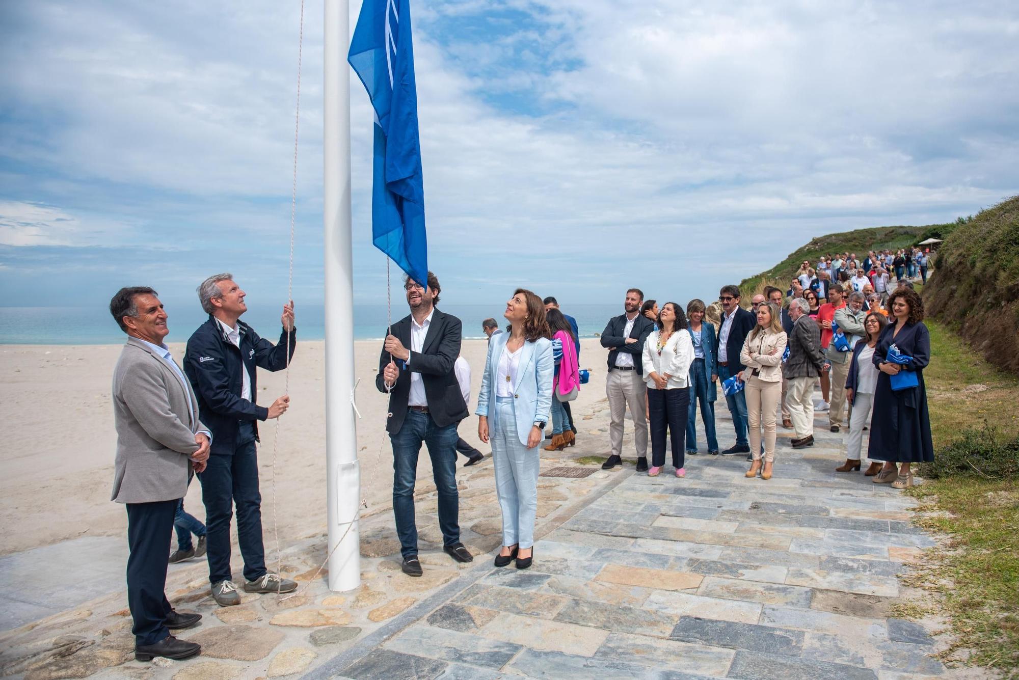 Las banderas azules de A Coruña y toda Galicia se reparten en la playa de Valcovo