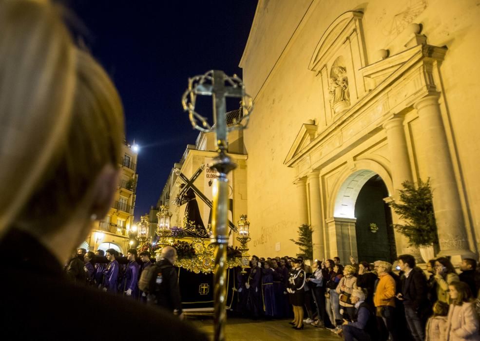 El Nazareno lució anoche una nueva canastilla revestida de pan de oro y la parihuela de su trono original recién estrenada