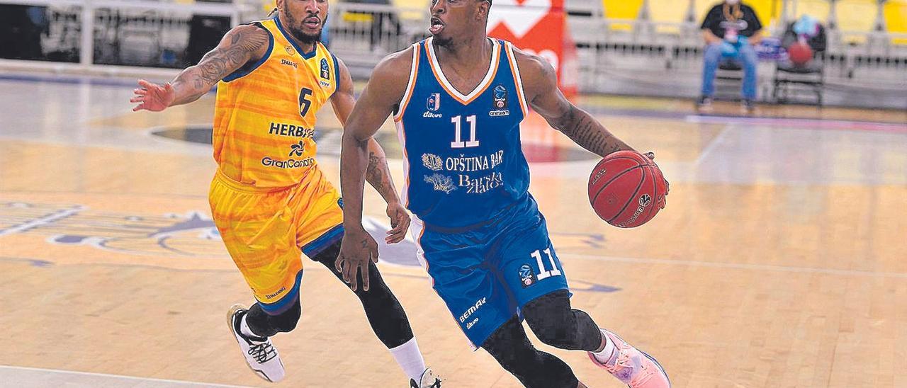 Andrew Albicy -6- persigue a Isaiah Whitehead -11-, en el choque entre el Granca y el Mornar disputado en el Arena.