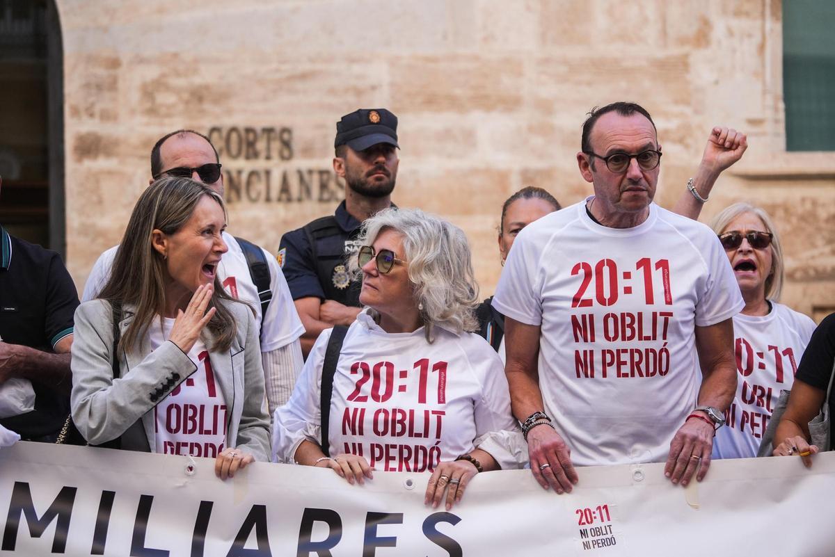 Imagen de archivo de la concentración frente a las Corts de asociaciones de víctimas de la dana.