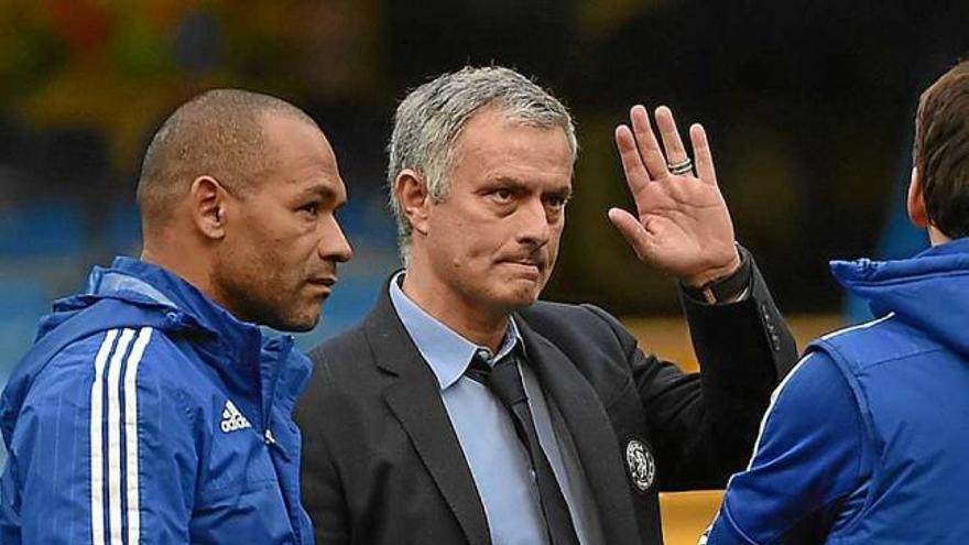 Mourinho, amb els seus ajudants després del partit, pot dir adéu aviat