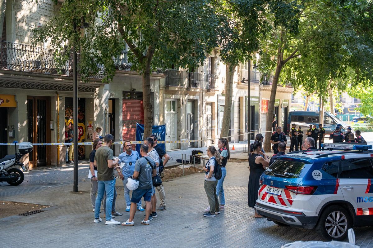 Investigan la muerte de un hombre en un portal de la calle de Consell de Cent en Barcelona