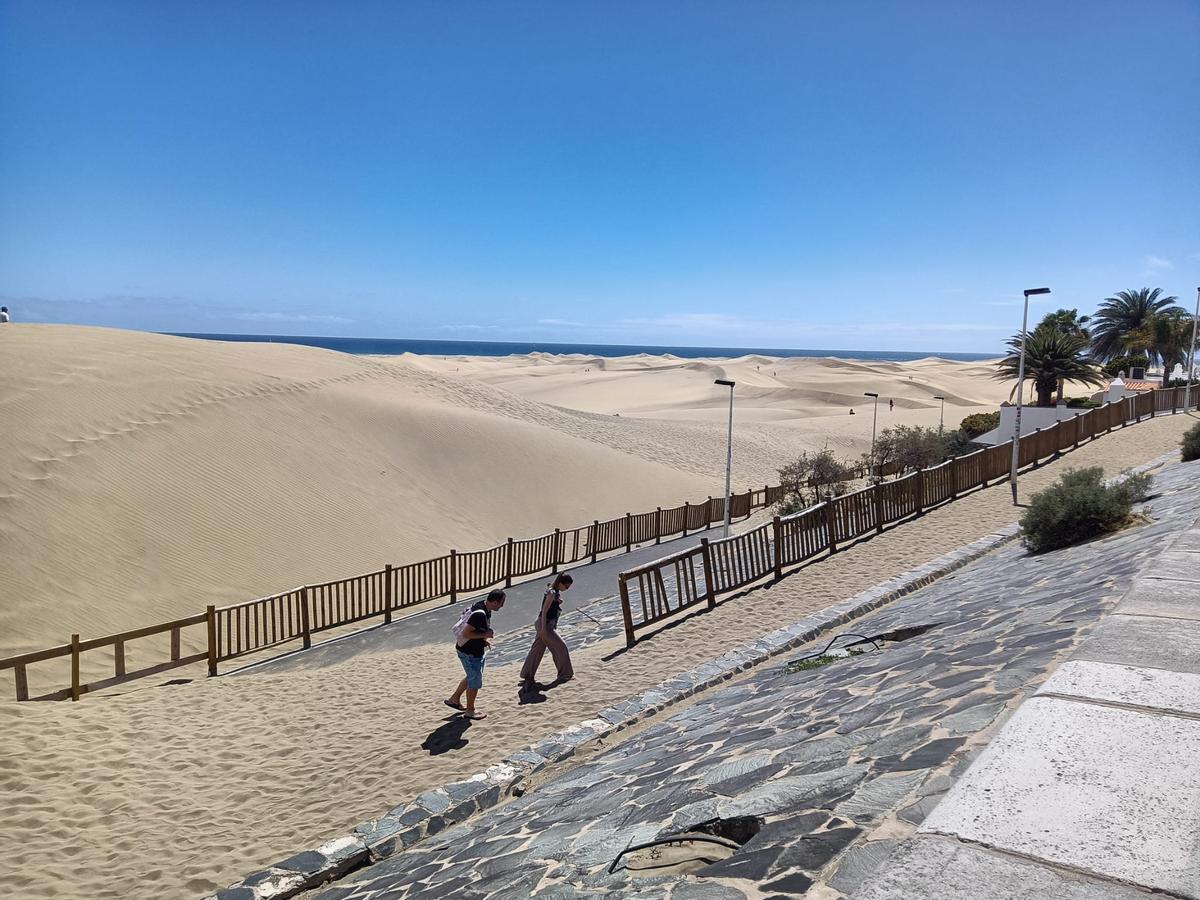 El ramal que conecta el final del paseo Costa Canaria con el mirador de las dunas todavía tiene arena acumulada porque ahí hayque trabjar de forma manual.