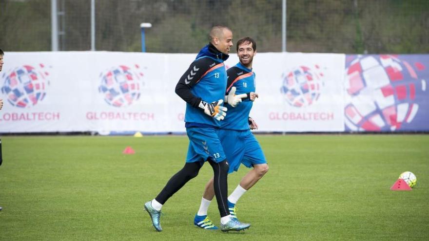 Rubén Miño, a la izquierda, con Míchel en un entrenamiento del Oviedo en El Requexón. maría gómez