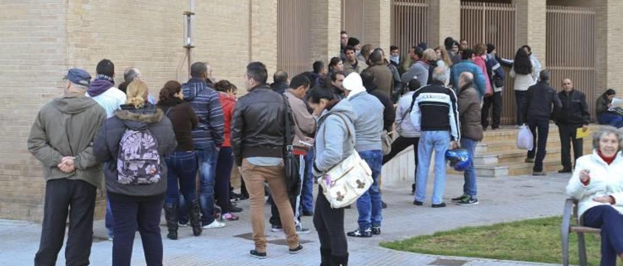 El Consell promete acabar con  las eternas colas del Registro Civil