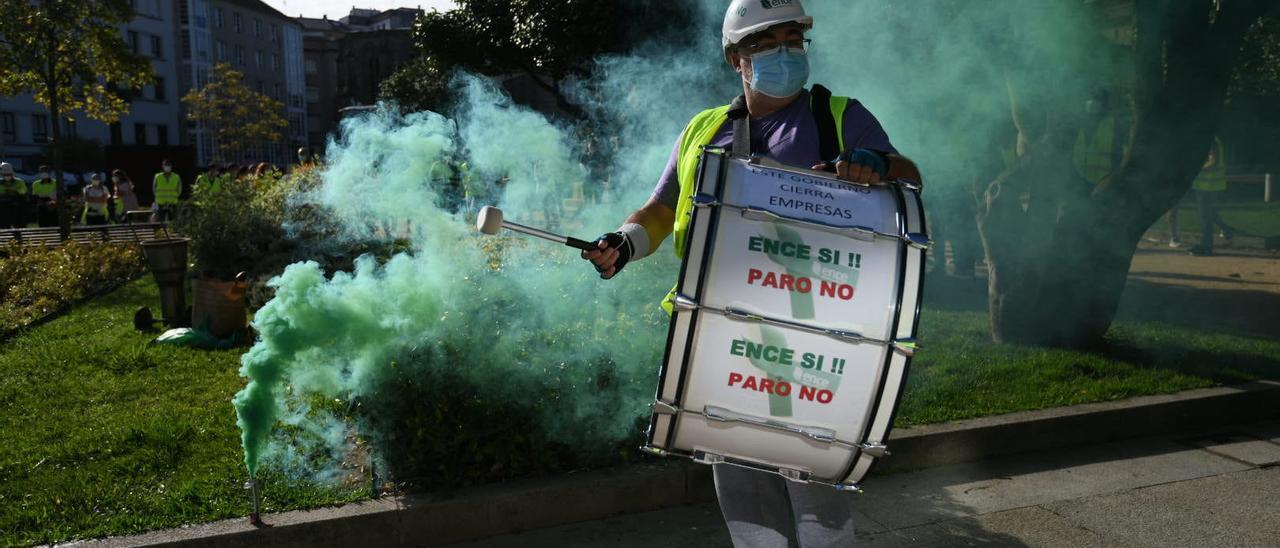 Trabajadores se movilizan ante la mesa de trabajo de Ence