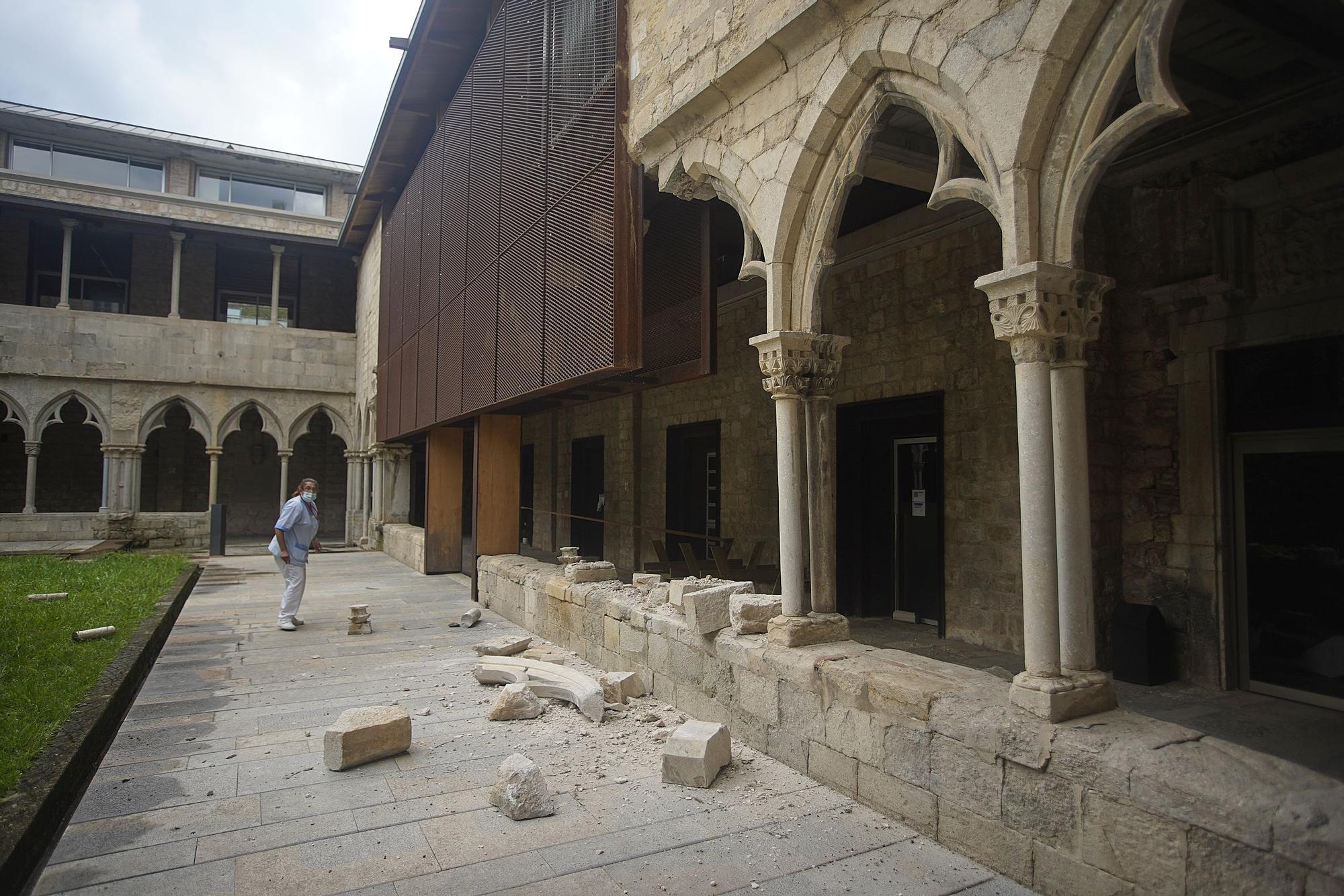 S'ensorra part del claustre de la Facultat de Lletres de la UdG