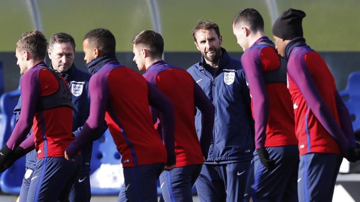 Gareth Southgate (centro), seleccionador inglés, durante un entrenamiento de su equipo esta semana.