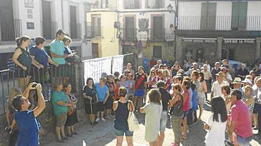 Protesta vecinal en Cuacos de Yuste para evitar un desahucio en Vallecas