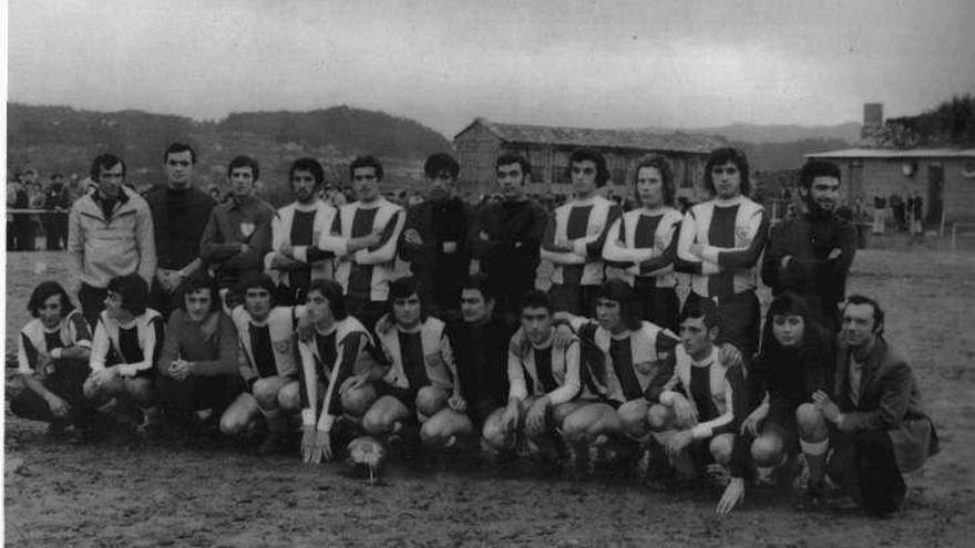 Jugadores de San Adrián y Alondras hace 40 años. // FdV